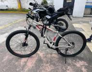 Los policías presentaron como evidencia a la bicicleta sustraída en el sur de Quito.