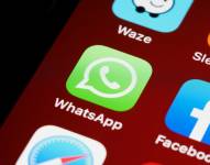 Imagen del logo de WhatsApp en la pantalla de un celular.