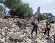 Rescatistas buscan víctimas en medio de los escombros tras el terremoto de Filipinas.