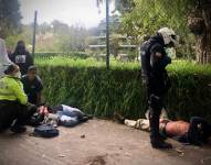 Transeúntes captaron la intervención policial después de que un hombre intentó asesinar a una mujer en el parque La Carolina, en Quito.