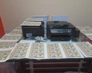 La Policía Nacional presentó los billetes falsos que fueron decomisados.
