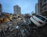 Cuadrillas de socorristas buscan entre los escombros de un edificio a sobrevivientes tras un sismo, en Adana, Turquía, este lunes 6 de febrero.