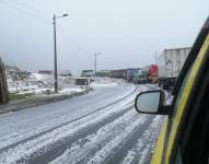 Conductores que circularon por la vía Pifo-Papallacta tomaron fotos de la nieve sobre la calzada.