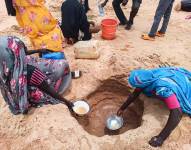 Varios refugiados sudaneses cogen agua en Adré, en el este de Chad (Sudán)