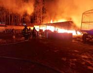 El incendio fue atendido por el Cuerpo de Bomberos de Rumiñahui y Quito.