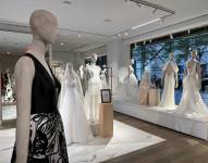 Fotografía de unos modelos de vestidos de novia expuestos, el 27 de junio de 2022, en una tienda de la empresa española Pronovias en Nueva York (EEUU). EFE/ Sarah Yáñez-Richards