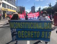 Manifestantes se concentraron a las afueras del IESS, en Quito, paea la marcha del 1 de mayo.