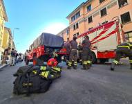 Bomberos en la escena del incendio en la residencia Casa dei coniugi para ancianos, en Milán, Italia.