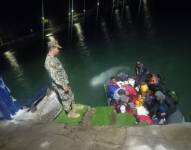 Imagen publicada por la Armada Nacional de Ecuador, sobre el rescato de siete personas naufragadas.