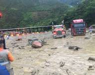 Avalancha en el departamento colombiano de Cundinamarca. Camiones y autos en medio de la calle fueron arrastrados por el lodo. Foto: Twitter