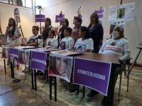 Mamás de víctimas de femicidio en una rueda de prensa.