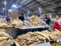 En el mercado Caraguay, un tradicional centro de abastos en el sur de Guayaquil, que es conocido sobre todo por la venta de mariscos, se ofrece albacora, lisa, bacalao y picudo para realizar la fanesca.