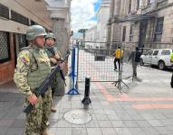 Militares patrullan en sitios estratégicos del Centro Histórico de Quito.