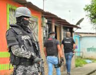 Policías y militares intervienen en el sector más peligroso de Guayaquil y rescatan a dos secuestrados