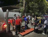 Foto de la Cruz Roja de las Filipinas en la que se observa a rescatistas asistiendo a personas afectadas por el terremoto.