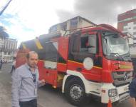 Un camión de los Bomberos Quito acudió al edificio para apagar el incendio.