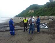 Terminó la limpieza de petróleo en playa de Esmeraldas, pero los pescadores dicen que en un año no podrán volver a pescar allí