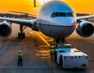 Imagen referencial de trabajadores colocando carga en un avión, en las instalaciones de un aeropuerto.