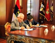 El ministro de Defensa, Luis Lara y el director ejecutivo del INEC Roberto Castillo suscribieron el acuerdo.