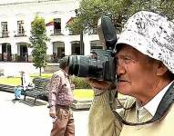 Jaime Rodríguez, de 62 años, es un fotógrafo que labora en la Plaza Grande.