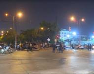 Dos hombres que circulaban en un vehículo de alta gama fueron atacados cerca de las piscinas municipales de Sauces 6, en el norte de la urbe.