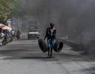 Manifestantes incendian neumáticos durante una protesta el pasado martes en Puerto Príncipe (Haití). EFE/ Johnson Sabin