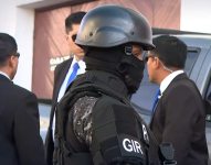Imagen de un agente del GIR junto a policías de la Dirección Nacional de Seguridad y Protección de la Policía Nacional (Dinpro), resguardando a una autoridad.