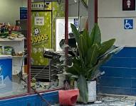 Imagen de un cajero destruido en una estación de servicio, en el sur de Guayaquil.