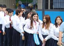 Grupo de estudiantes el 6 de mayo en la Unidad Educativa Vergeles al norte de Guayaquil.