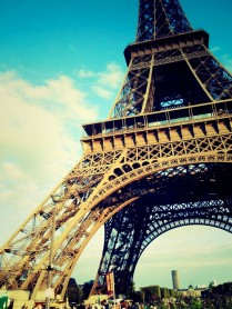 La Torre Eiffel inauguró un espectacular suelo de vidrio