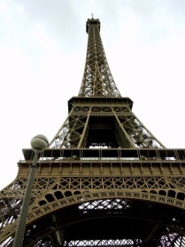 La Torre Eiffel inauguró un espectacular suelo de vidrio
