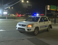 El ataque ocurrió alrededor de las 22:30 en una gasolinera situada sobre la avenida León Febres Cordero, junto a un centro comercial. La policía investiga el caso.