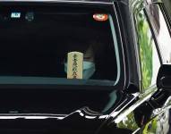 Akie, esposa de Abe, es vista en un vehículo al final del valatorio del anterior Primer Ministro japonés.