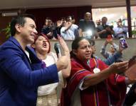 El presidente Daniel Noboa cantando con migrantes ecuatorianos, en su primera actividad en Europa.