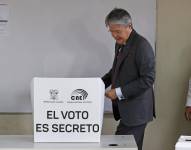 El presidente de Ecuador, Guillermo Lasso, vota para la jornada de elecciones generales en Guayaquil