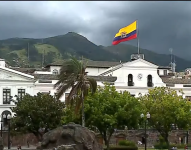 Foto del Palacio de Carondelet, con la bandera de Ecuador.