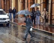 Imagen de una persona llevando un paraguas ante lluvia en la ciudad de Cuenca, el 20 de septiembre del 2023.