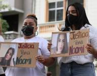 Hoy en la Fiscalia del Guayas, se dieron cita familiares, amigos y grupos en defensa de la mujer, para exigir justicia para Naomi.