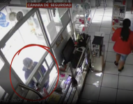 Delincuentes se llevan 7 mil dólares en mercadería de una farmacia en Quito