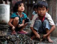 Los niños juegan en un barrio del norte de Yakarta - Indonesia.