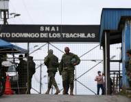 Personal militar custodia el centro de rehabilitación social de Santo Domingo de los Tsáchilas.
