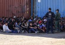 Migrantes de Ecuador, Venezuela y Colombia detenidos por daños a un albergue en el Darién.