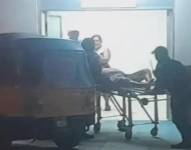 Imagen de un herido de una balacera ingresando a una casa de salud.