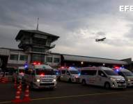 Ambulancias y equipos médicos preparados en el aeropuerto de Bangkok para la llegada de los heridos por las turbulencias de un avión de Singapur Airlines.