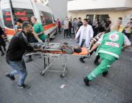 Un palestino herido en un ataque con cohetes israelí es trasladado de urgencia al hospital Al-Shifa en la ciudad de Gaza, el 14 de octubre de 2023.