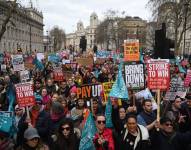 Manifestantes marchan este miércoles en Londres en dirección a Westminster en una jornada de huelga para reclamar mejoras salariales. EFE/EPA/NEIL HALL