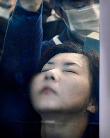 Imágenes de usuarios en el metro de Tokio
