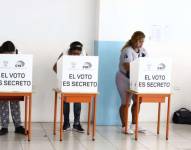Ciudadanas ejerciendo su derecho al voto en las elecciones seccionales de febrero de 2023.