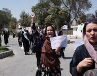 Mujeres protestando en las calles de Kabul por el cierre de centros de belleza.