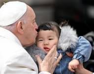 El Papa besa a un niño este miércoles al final de su audiencia general semanal en la Plaza de San Pedro.